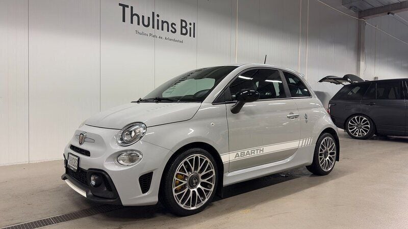 Grå Begagnad 2020 Abarth 595 Halvkombi | 159 900 kr (Marknadspris) - Bild 1/4