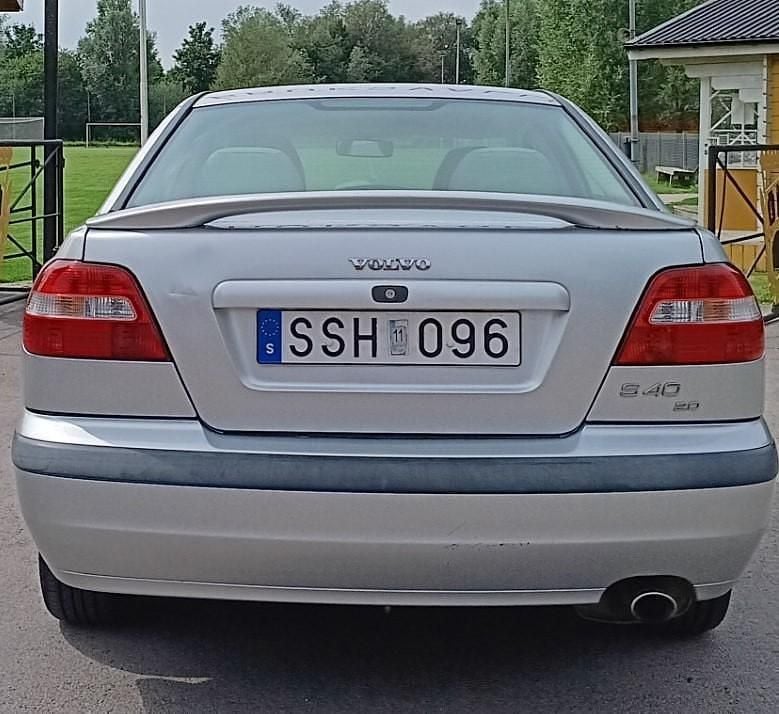 Grå Begagnad 2001 Volvo S40 Sedan | 15 000 kr (Bra pris) - Bild 1/4
