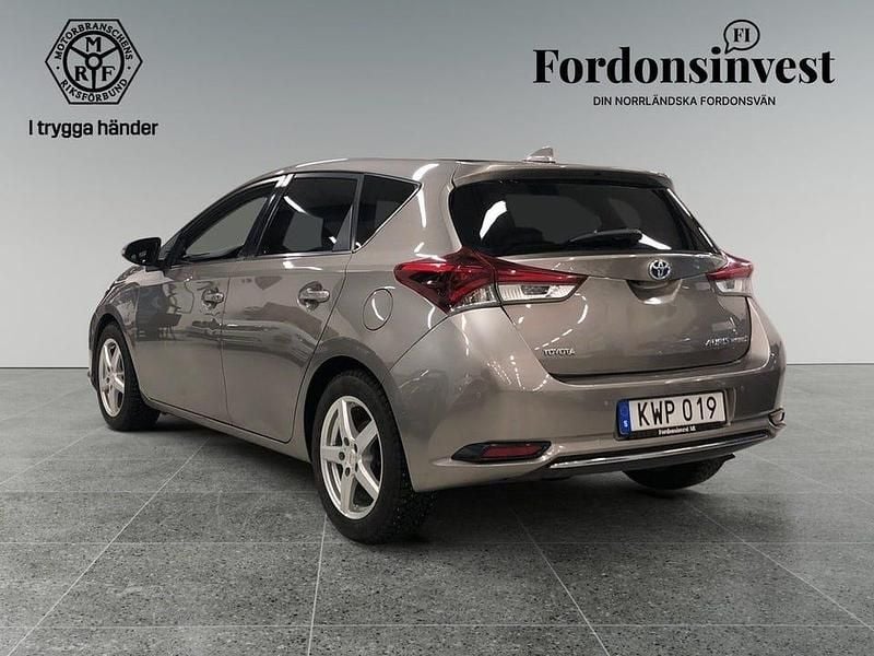 Begagnad Toyota Auris Hybrid Executive 136 HK (100 kW) 2015 Brun Halvkombi