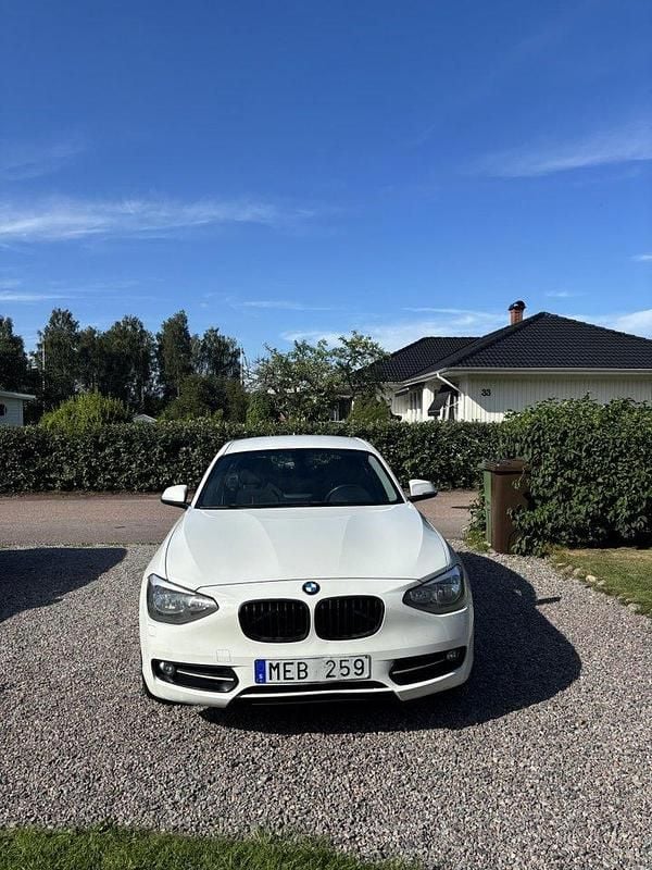 Vit Begagnad 2012 BMW 118 Sport Line Halvkombi | 69 900 kr (Marknadspris) - Bild 1/4