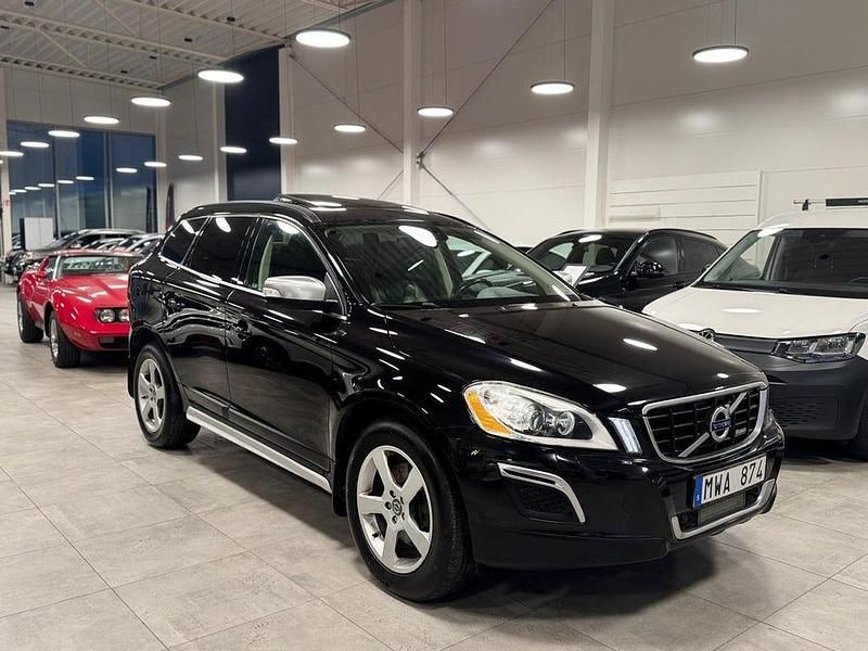 Svart Begagnad 2013 Volvo XC60 R-Design SUV | 104 900 kr (Superpris) - Bild 1/4