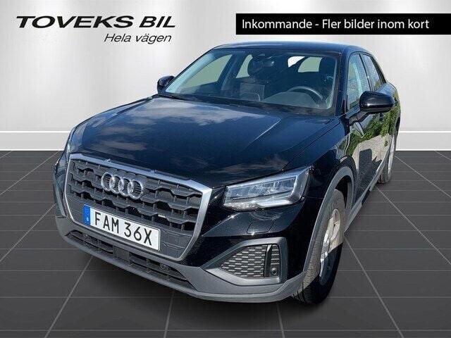 Svart (brilliantsvart) Begagnad 2024 Audi Q2 Proline SUV | 299 900 kr (Marknadspris) - Bild 1/1