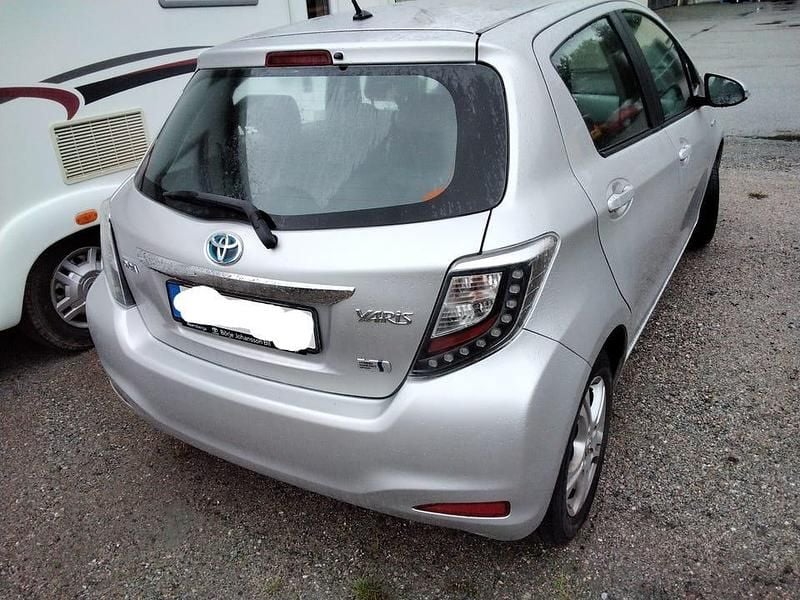 Begagnad 2013 Toyota Yaris Hybrid Halvkombi | 93 000 kr (Marknadspris) - Bild 1/4