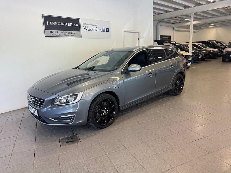 Grå Begagnad 2016 Volvo V60 Summum Kombi | 219 900 kr (Dyr) - Bild 1/4