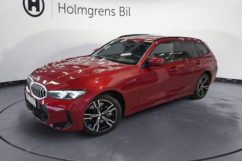 Fire red metallic Begagnad 2025 BMW 330 M Sport Kombi | 489 800 kr - Bild 1/4