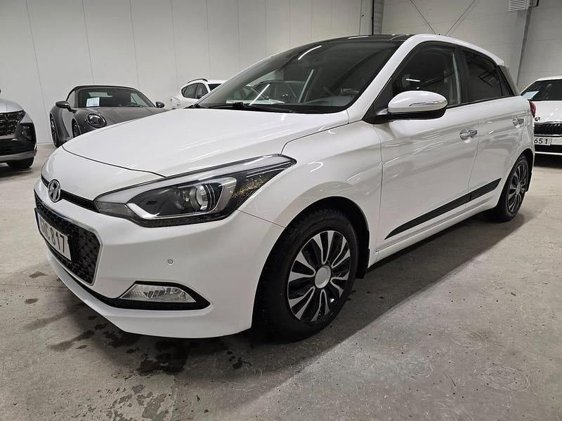 Vit Begagnad 2015 Hyundai i20 Premium Halvkombi | 94 500 kr (Marknadspris) - Bild 1/4