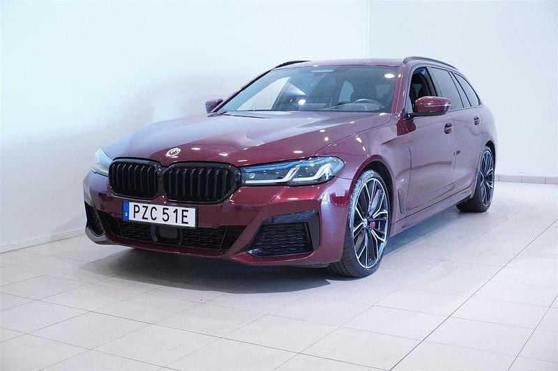 Röd Begagnad 2022 BMW 540 Comfort Edition Kombi | 699 900 kr - Bild 1/4