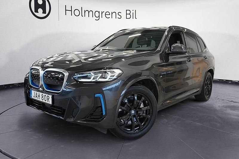 Grå Begagnad 2023 BMW iX3 M Sport SUV | 499 800 kr (Marknadspris) - Bild 1/4