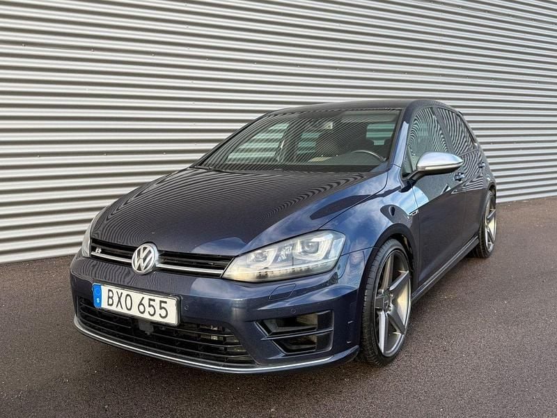 Mörkblå Begagnad 2014 VW Golf VII R Halvkombi | 179 900 kr (Marknadspris) - Bild 1/4