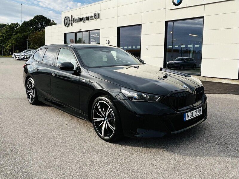 Svart Begagnad 2025 BMW 530e Performance Kombi | 679 000 kr (Superpris) - Bild 1/4
