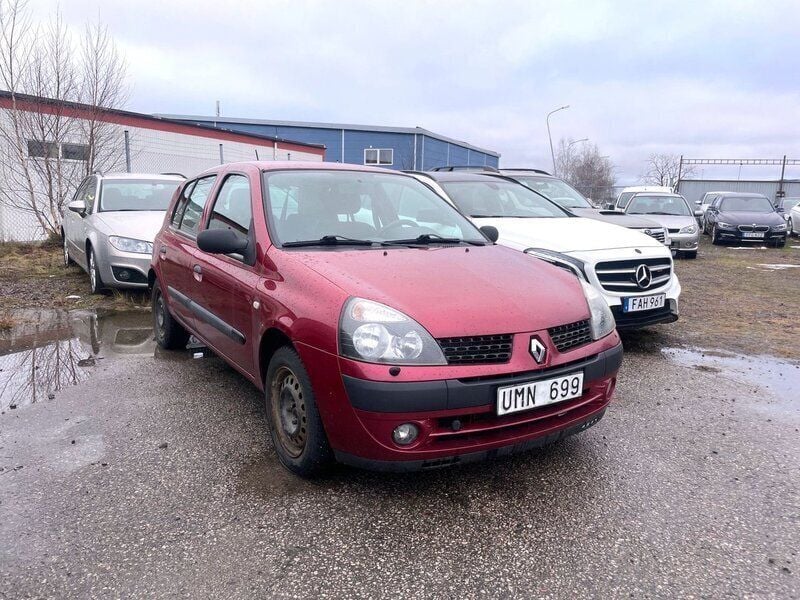Mörkröd Begagnad 2003 Renault Clio II Expression Halvkombi | 17 900 kr (Marknadspris) - Bild 1/3