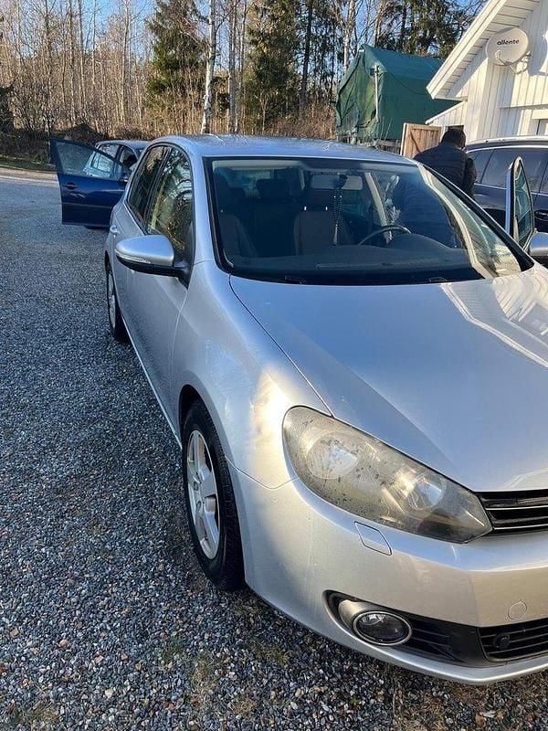 Silver Begagnad 2011 VW Golf VI Halvkombi | 94 000 kr (Marknadspris) - Bild 1/4