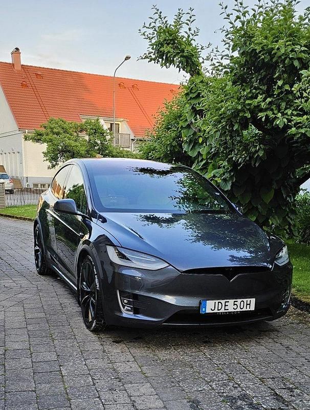 Grå Begagnad 2020 Tesla Model X SUV | 469 000 kr (Superpris) - Bild 1/4