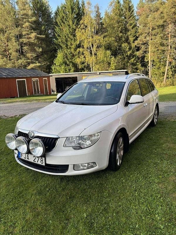Vit Begagnad 2013 Skoda Superb Elegance Kombi | 44 000 kr (Superpris) - Bild 1/4