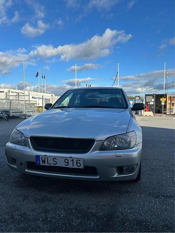 Silver Begagnad 2004 Lexus IS200 Sedan | 58 500 kr - Bild 1/4
