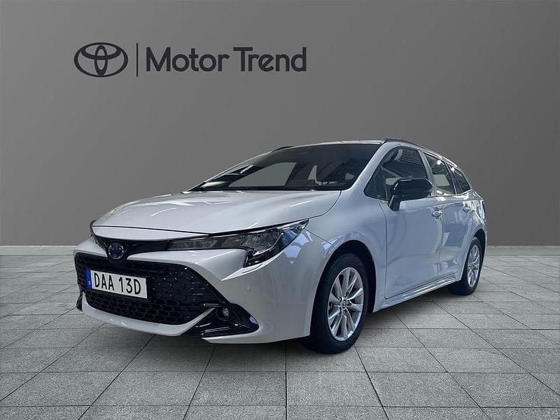 Grå Begagnad 2025 Toyota Corolla Active Kombi | 299 900 kr (Bra pris) - Bild 1/4