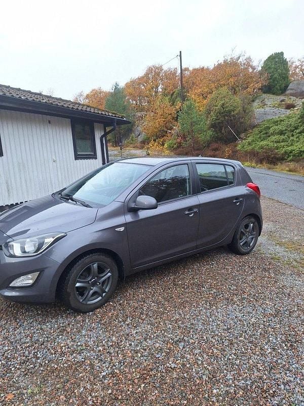 Grå Begagnad 2015 Hyundai i20 Select Halvkombi | 65 000 kr (Bra pris) - Bild 1/4