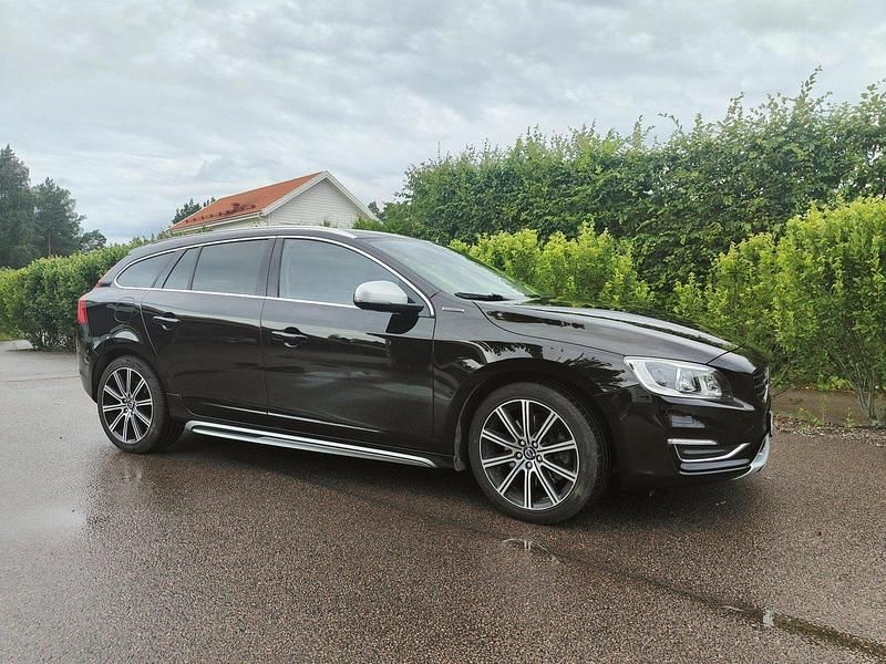 Svart Begagnad 2015 Volvo V60 Summum Kombi | 192 000 kr (Dyr) - Bild 1/4