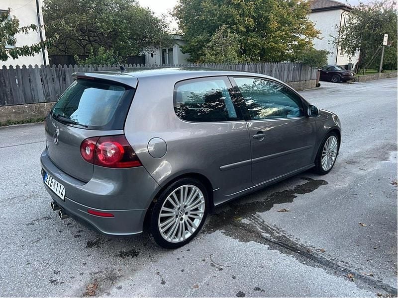 Grå Begagnad 2006 VW Golf V R Halvkombi | 119 000 kr - Bild 1/4