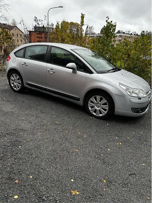 Silver Begagnad 2005 Citroën C4 Halvkombi | 12 000 kr (Bra pris) - Bild 1/4