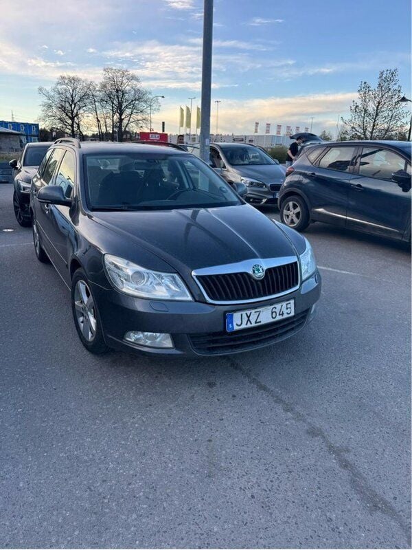 Grå Begagnad 2011 Skoda Octavia Elegance Kombi | 49 000 kr (Marknadspris) - Bild 1/4