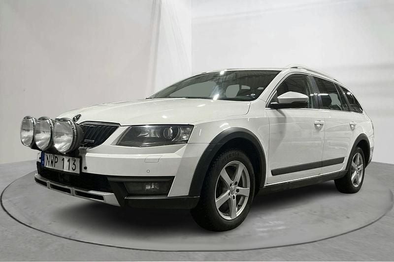 Vit Begagnad 2015 Skoda Octavia Scout Kombi | 129 000 kr - Bild 1/4