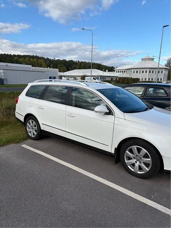 Vit Begagnad 2010 VW Passat Sportline Kombi | 33 000 kr (Marknadspris) - Bild 1/4