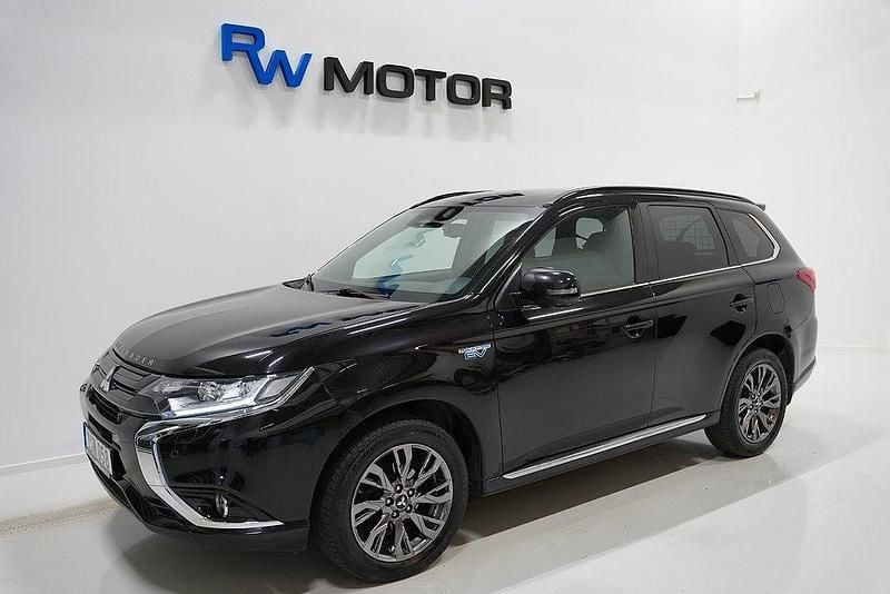 Svart Begagnad 2017 Mitsubishi Outlander P-HEV Edition SUV | 209 800 kr (Marknadspris) - Bild 1/4