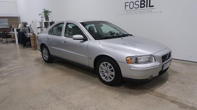 Ljusgrå Begagnad 2005 Volvo S60 Sedan | 69 900 kr (Lite dyr) - Bild 1/3
