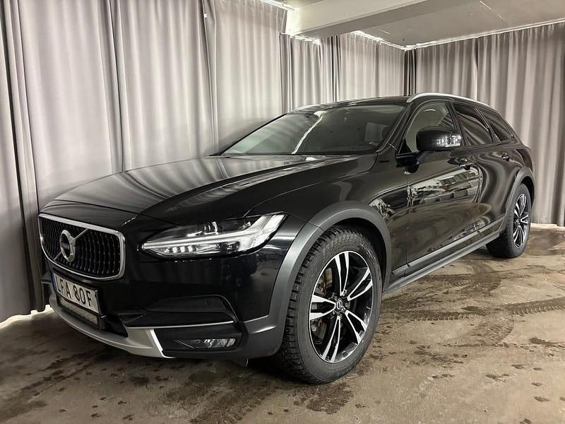 Begagnad Volvo V90 CC Momentum 190 HK (139 kW) 2020 Svart Kombi