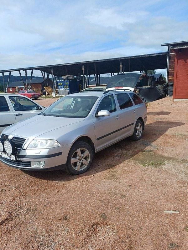 Grå Begagnad 2008 Skoda Octavia Kombi | 10 000 kr (Superpris) - Bild 1/4