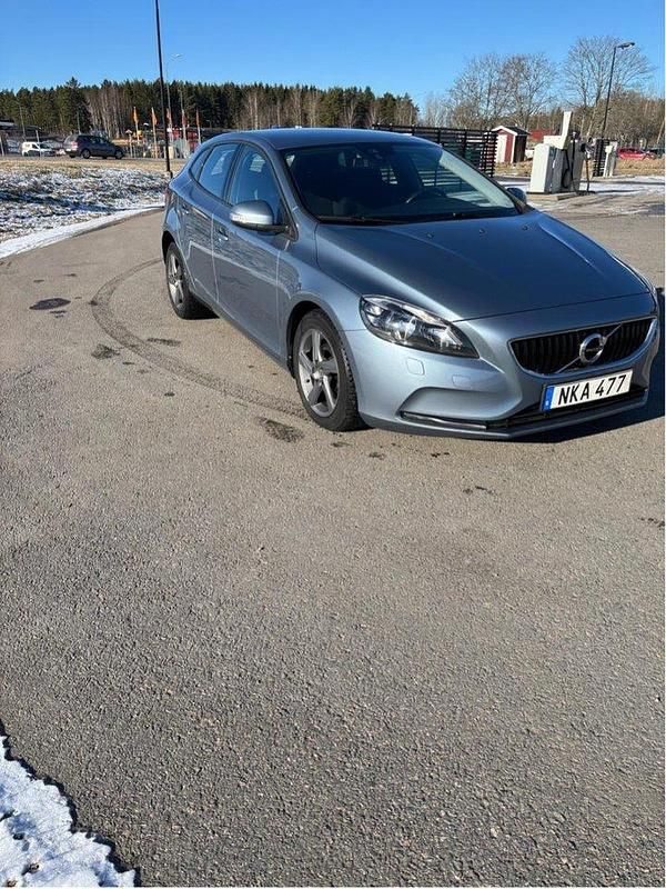 Blå Begagnad 2017 Volvo V40 Kinetic Kombi | 130 000 kr (Marknadspris) - Bild 1/4