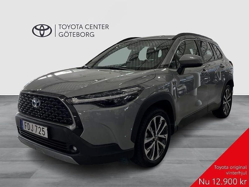 Grå Begagnad 2022 Toyota Corolla Cross Style SUV | 359 900 kr (Marknadspris) - Bild 1/3