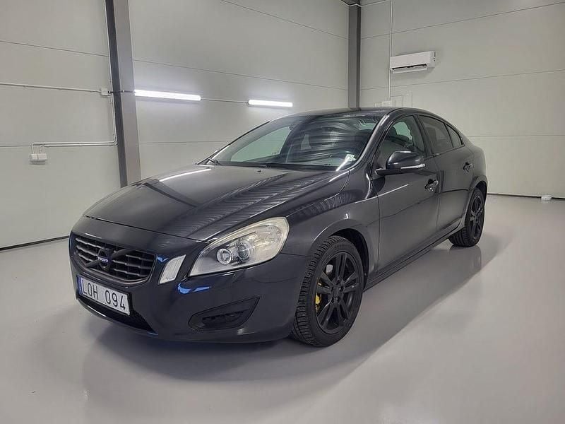 Grå Begagnad 2011 Volvo S60 Momentum Sedan | 89 000 kr (Marknadspris) - Bild 1/4