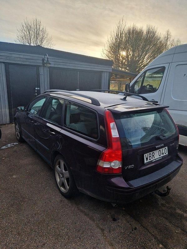 Röd Begagnad 2005 Volvo V50 Kinetic Kombi | 15 000 kr (Lite dyr) - Bild 1/4