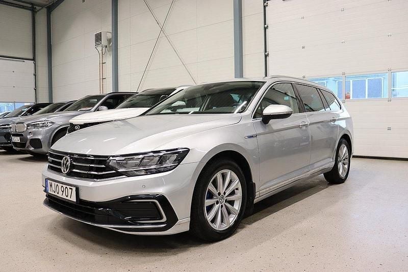 Silver Begagnad 2019 VW Passat GTE Kombi | 214 700 kr (Marknadspris) - Bild 1/4