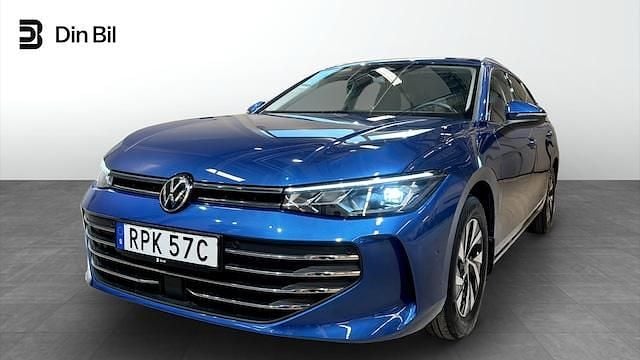 Blå Begagnad 2024 VW Passat Business Kombi | 354 900 kr (Marknadspris) - Bild 1/4