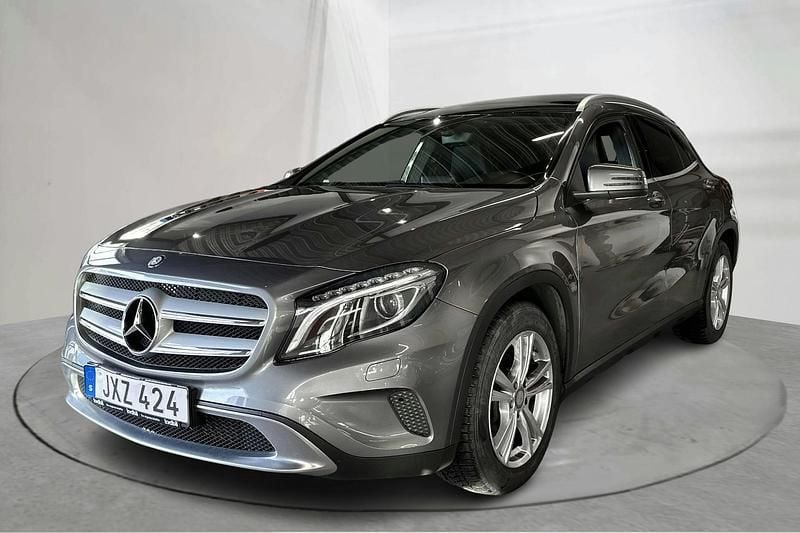 Mörkgrå Begagnad 2014 Mercedes GLA220 Urban SUV | 189 900 kr (Marknadspris) - Bild 1/4