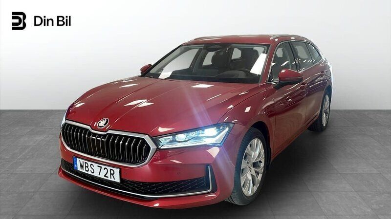 Röd (carmine red metallic) Begagnad 2024 Skoda Superb Selection Kombi | 389 900 kr (Marknadspris) - Bild 1/4