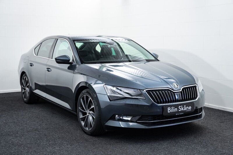 Grå Begagnad 2016 Skoda Superb LAURIN & KLEMENT Halvkombi | 179 900 kr (Marknadspris) - Bild 1/4