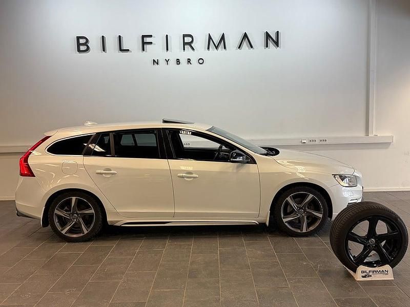 Vit Begagnad 2013 Volvo V60 R-Design Kombi | 129 900 kr (Marknadspris) - Bild 1/4