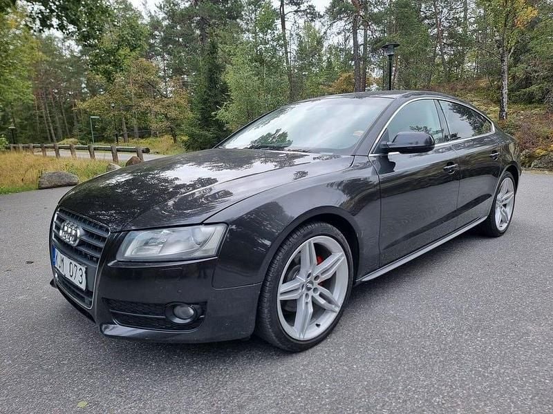 Grå Begagnad 2011 Audi A5 Sportback Comfort Halvkombi | 98 500 kr (Marknadspris) - Bild 1/4