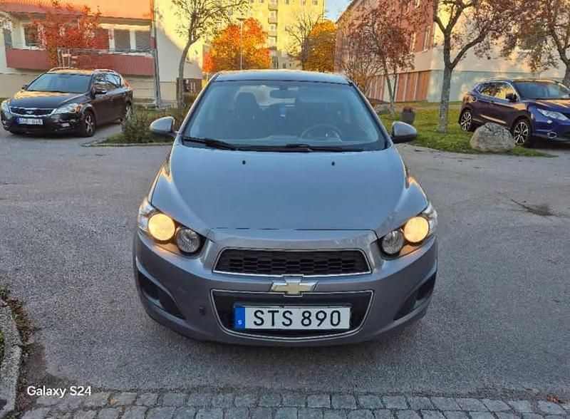 Grå Begagnad 2012 Chevrolet Aveo Halvkombi | 39 900 kr (Lite dyr) - Bild 1/4