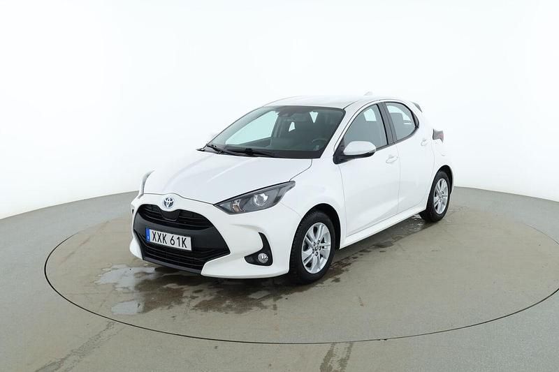 Vit Begagnad 2022 Toyota Yaris Hybrid Comfort Sedan | 217 000 kr (Marknadspris) - Bild 1/3
