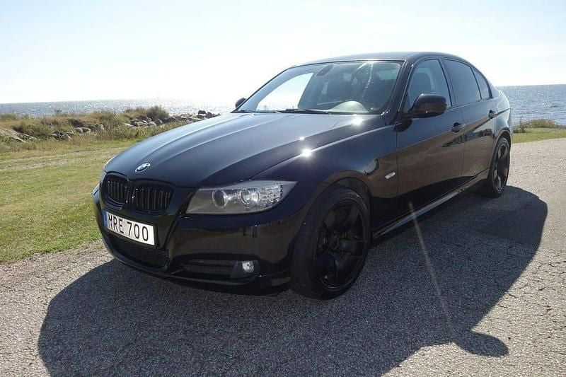 Svart Begagnad 2011 BMW 320 Sedan | 99 900 kr (Marknadspris) - Bild 1/4