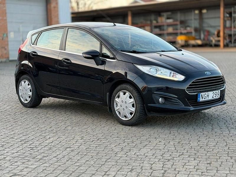 Begagnad Ford Fiesta Trend 82 HK (60 kW) 2013 Röd Halvkombi