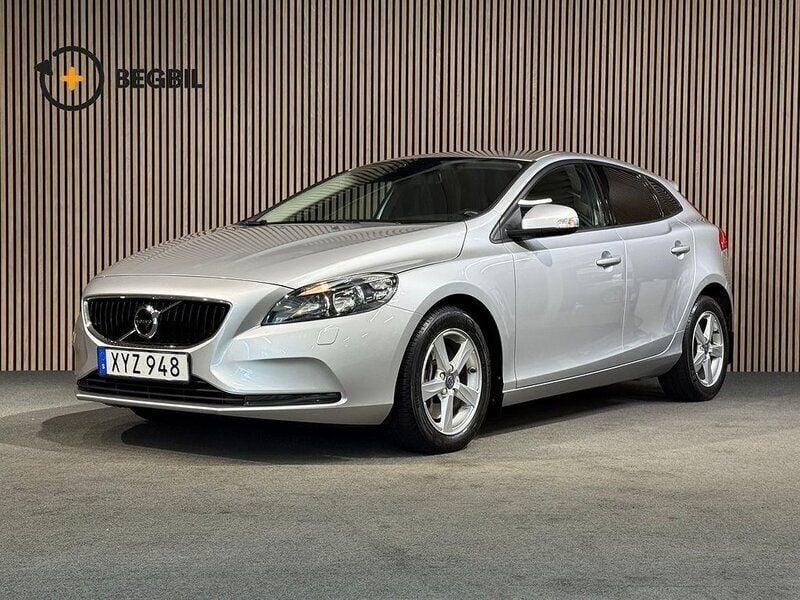 Silver Begagnad 2018 Volvo V40 Kombi | 199 700 kr (Marknadspris) - Bild 1/4