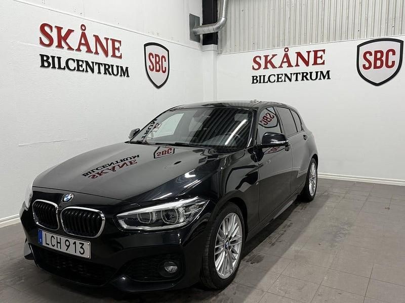 Svart Begagnad 2019 BMW 118 M Sport Halvkombi | 179 900 kr (Bra pris) - Bild 1/4