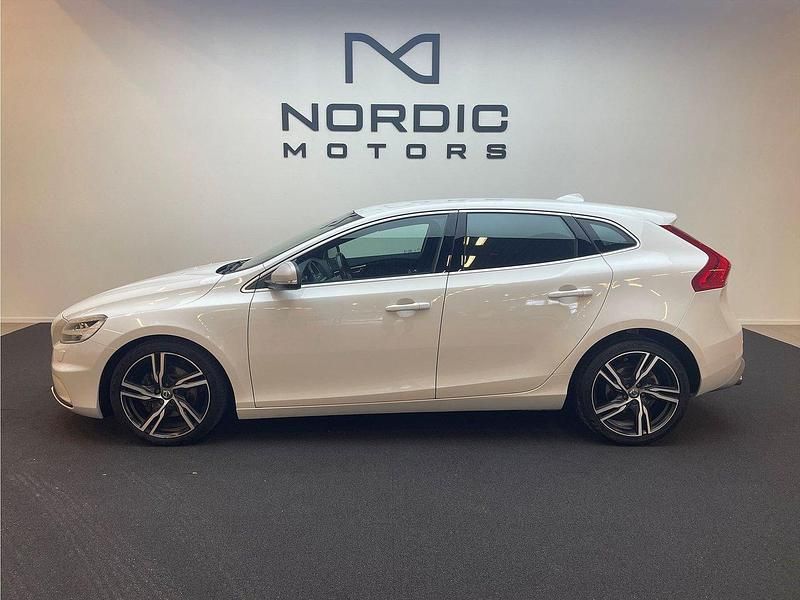 Vit Begagnad 2016 Volvo V40 R-Design Kombi | 169 900 kr (Lite dyr) - Bild 1/4