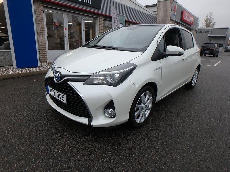 Ljusgrå Begagnad 2014 Toyota Yaris Hybrid Active Halvkombi | 123 900 kr (Dyr) - Bild 1/4